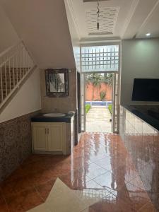 een kamer met een hal met een wastafel en een trap bij La casa d’ourika in Ourika