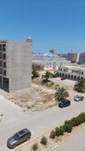 eine Luftansicht eines Parkplatzes in einer Stadt in der Unterkunft Apartment in Nador in Nador