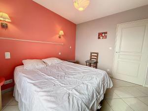 グランビルにあるAppartement Granville, 2 pièces, 2 personnes - FR-1-361-17の白いベッドと赤い壁が備わるベッドルーム1室が備わります。