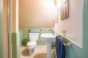 uma casa de banho com um WC e um lavatório em 3 Water view units combined for large families em Saint George