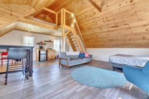 una sala de estar con techos de madera y suelo de madera. en 2 Beautiful water view units in one for families en Saint George