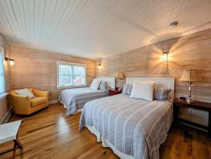 Tempat tidur dalam kamar di Oceanside Saltwater Farm House NEW