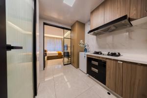 Nhà bếp/bếp nhỏ tại Xi Ke Executive Apartment - Shenzhen Futian Exhibition Center