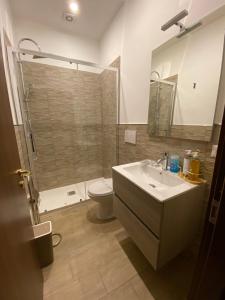 Bilik mandi di Vecchia Trastevere Bed and Breakfast +33 gambar