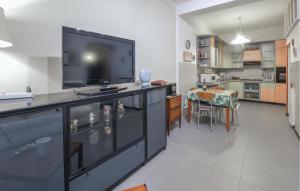 Kuchyň nebo kuchyňský kout v ubytování 2 Bedroom Stunning Apartment In Genova