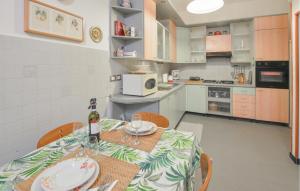 Kuchyň nebo kuchyňský kout v ubytování 2 Bedroom Stunning Apartment In Genova