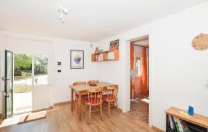 uma cozinha e sala de jantar com mesa e cadeiras em Beautiful Home In Chiaramonte Gulfi With Wifi em Chiaramonte Gulfi