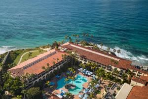 una vista aérea de un complejo junto al océano en The Ritz-Carlton, Laguna Niguel, en Dana Point