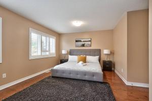 um quarto com uma cama e uma janela em 4 Car Parking-King Bed-in Oakville, with Ping Pong-BBQ, highway access em Oakville