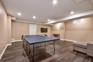 Table tennis facilities sa 4 Car Parking-King Bed-in Oakville, with Ping Pong-BBQ, highway access o sa malapit