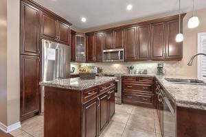 Kitchen o kitchenette sa 4 Car Parking-King Bed-in Oakville, with Ping Pong-BBQ, highway access