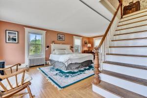 - une chambre avec un lit et un escalier dans l'établissement Seaside Serenity Farmhouse, à Saint George