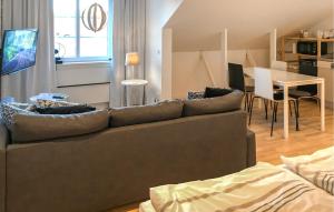 sala de estar con sofá y mesa en Gorgeous Apartment In Hammar With Kitchen, en Hammarö