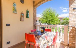 una mesa y sillas en el balcón de una casa en Stunning Home In Bosconero With Kitchen, 