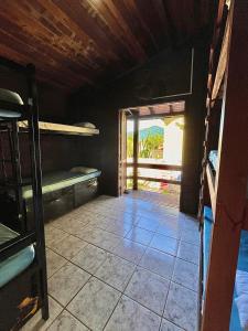 um quarto com um quarto com beliches em Vibe House Hostel em Florianópolis