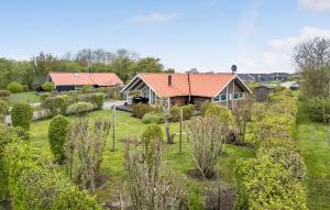 une maison avec un jardin planté d'arbres et de buissons dans l'établissement Beautiful Home In Sydals With Kitchen, à Sønderby