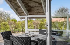patio con mesa, sillas y puerta de cristal en Beautiful Home In Sydals With Kitchen, en Sønderby