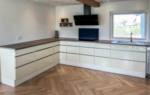 cocina con armarios blancos, fregadero y ventana en Gorgeous Home In Nordborg With Kitchen, en Nordborg