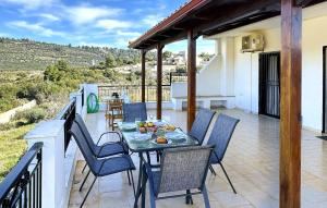 a patio with a table and chairs on a balcony at Nice Home In Theologos With Wi-fi in Theológos