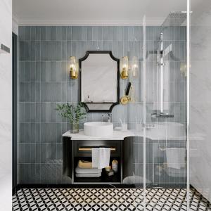 een badkamer met een wastafel en een spiegel bij Milestone Inn Hotel in Ho Chi Minh-stad