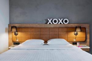 Cama ou camas em um quarto em Moxy Warsaw Praga