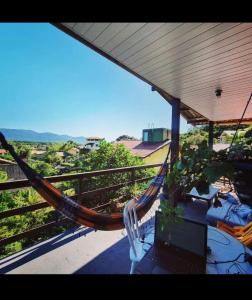 un ordenador portátil sentado en una hamaca en el balcón en Vibe House Hostel, en Florianópolis