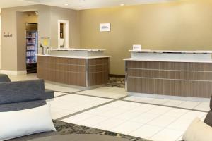 une salle d'attente vide dans un magasin dans l'établissement Residence Inn by Marriott Columbus Polaris, à Columbus