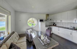 Η κουζίνα ή μικρή κουζίνα στο Stunning Home In Sveio With Kitchen