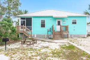 una casa azul con una mesa de picnic delante de ella en 6011 New Listing 1 minute to beach 2 pools, en Gulf Shores