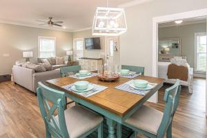 comedor y sala de estar con mesa y sillas en 6011 New Listing 1 minute to beach 2 pools, en Gulf Shores
