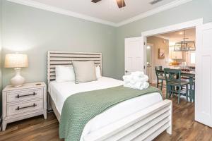 1 dormitorio con 1 cama y comedor en 6011 New Listing 1 minute to beach 2 pools, en Gulf Shores