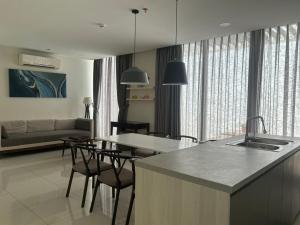 Kuchyň nebo kuchyňský kout v ubytování BORACAY VILLA B1007