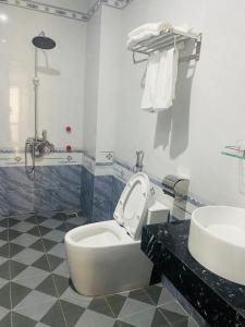 ein Badezimmer mit einer Badewanne, einem WC und einem Waschbecken in der Unterkunft Hong Kong Hotel in Haiphong