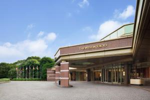 un edificio con un cartel en la parte delantera en The Westin Tokyo, en Tokio