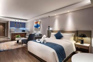 A bed or beds in a room at Changsha Zealandia Serviced Apartment