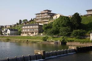 金沢市にある金沢の宿　由屋るる犀々の川の横の丘の上の家