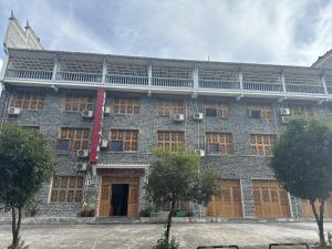 張家界市にあるZhangjiajie Alin Recreation Villaの大きなレンガ造りの建物