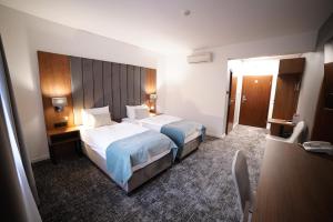 ルブリンにあるHotel Korona Spa & Wellnessのホテルルーム内のベッドルーム1室(大型ベッド1台付)