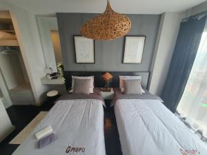 Habitación con 2 camas y lámpara de araña. en prio公寓, en Chiang Mai 18 fotos más