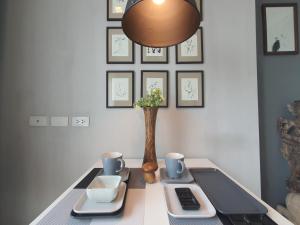 una mesa con dos platos y un jarrón en ella en prio公寓, en Chiang Mai