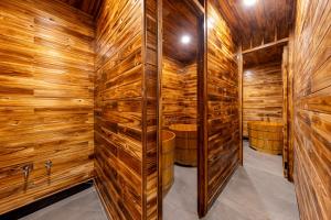 uma adega com paredes e barris de madeira em Sapa Soleil Hotel em Sa Pa