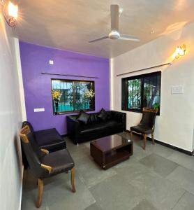 KīhīmにあるRed Velvet Villaの紫の壁のリビングルーム(ソファ、椅子付)