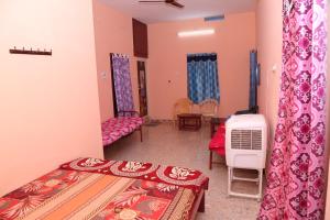 Cette chambre dispose de deux lits et de la climatisation. dans l'établissement SURUkuttyYATRA, à Rameswaram