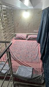 Duplex Room Stay at Hill View tesisinde bir odada yatak veya yataklar