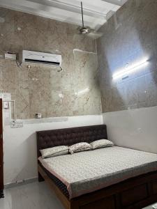 um quarto com uma cama num quarto em Duplex Room Stay at Hill View em Tiruvannamalai
