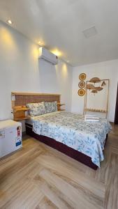 une chambre avec un lit et un parquet dans l'établissement Pousada Solarium, à Canoa Quebrada