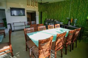 uma sala de jantar com mesa e cadeiras em Hotel Skylink Hospitality Next to Amber Imperial em Mumbai