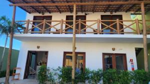 ein Haus mit Balkon darüber in der Unterkunft Pousada Solarium in Canoa Quebrada