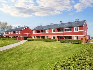 una gran casa roja con un gran patio en Holiday home Lemvig XLIV, en Lemvig