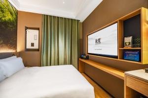 Uma TV ou centro de entretenimento em Qiuguo Hotel - Beijing Chaoyang Branch